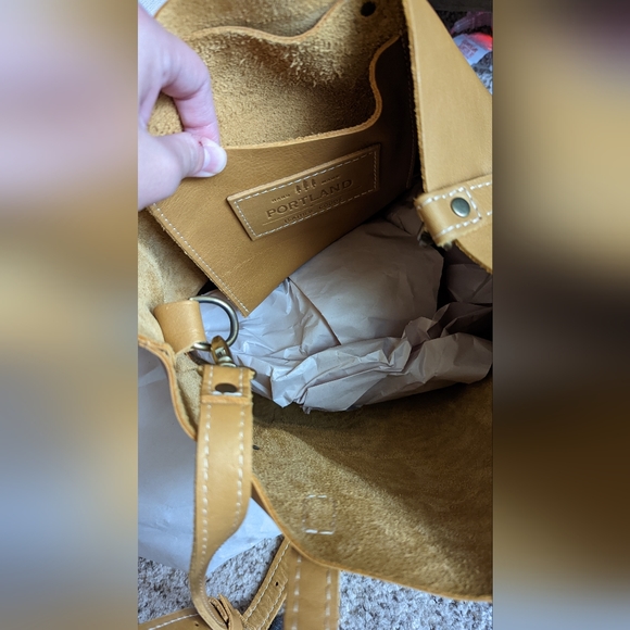 Portland Leather Goods medium classic crossbody - 🦄 Honeycomb leather - Picture 6 of 7